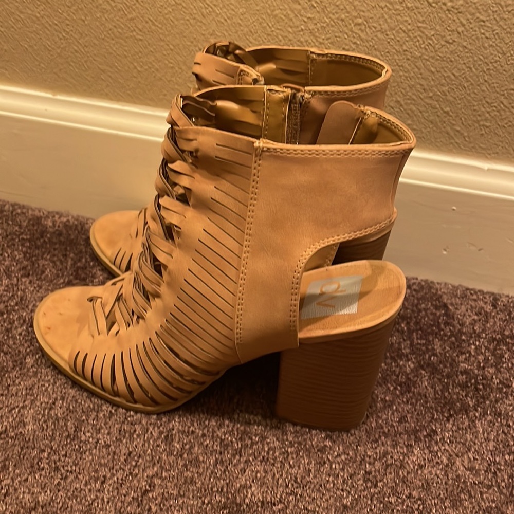 Tan heels - Picture 2 of 2